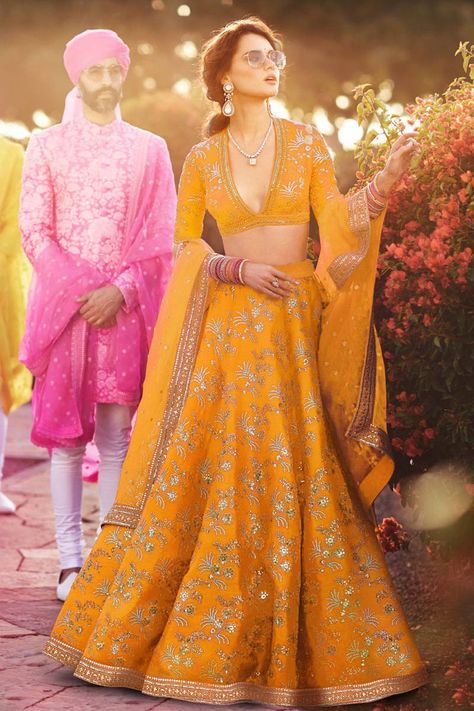 Sabyasachi Lehenga Bridal, Sabyasachi Bridal, Blouse Lehenga, Lehenga Choli Designs, Sabyasachi Lehenga, Yellow Lehenga, Lengha Choli, Green Lehenga, Thai Silk