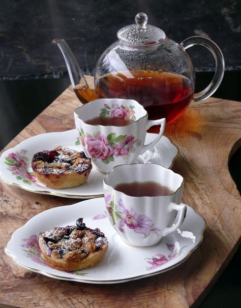 Blueberry Tart, Cuppa Tea, Afternoon Tea Parties, Tea Sandwiches, Tea Break, Chocolate Tea, Tea Art, Cups And Saucers, Tea Recipes