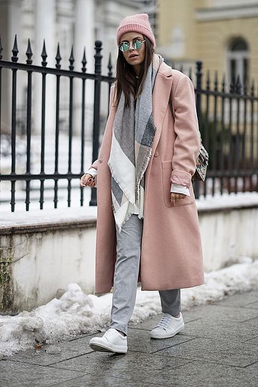 Pink Coat Street Style, Longline Coat Outfits, Pink Coat Winter, Cocoon Coat Outfit, Pink Coat Outfit Winter, Purple Coat Outfit, Baby Pink Coat, Pink Coat Outfit, Light Pink Coat