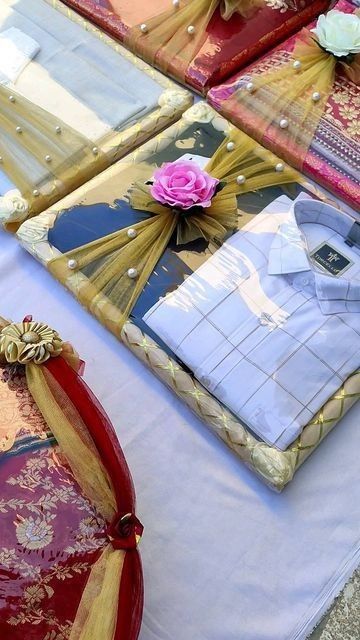 Purse Packing Ideas For Gift, Men Clothes Packing Ideas For Gift, Dulhan Clothes Packing, Wedding Packaging Design, Clothes Packaging Ideas For Wedding, Gift Wrapping For Wedding, Engagement Gift Ideas For Him, Engagement Gift Decoration Ideas, Groom Clothes Packing Ideas