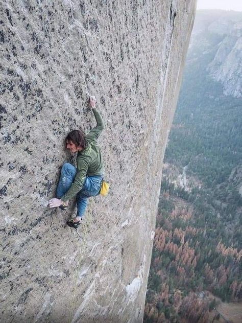 Adam Ondra, Free Climbing, Free Climb, Lead Climbing, Emma Watson Pics, Climbing Mountains, Top Places To Travel, Cottage Aesthetic, Diy Bracelets Tutorials