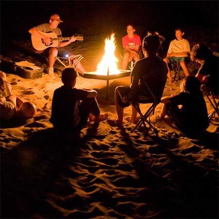 Friends Around A Campfire, Friends Camping Aesthetic, Beach Camping Aesthetic, Camping With Friends Aesthetic, Friends Campfire, Camping Photography Friends, Camping Aesthetics, Camping Aesthetic Friends, Campfire Aesthetic