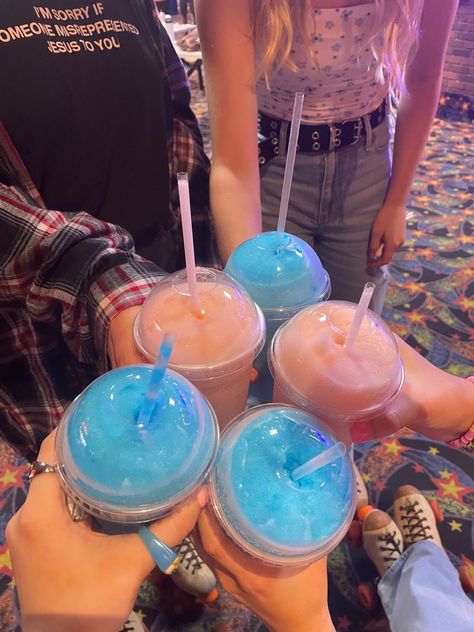 Roller Rink Aesthetic, Skating Rink Birthday Party, Roller Skating Birthday Party Ideas, Roller Rink Party, Roller Rink Birthday, Roller Skating Rink, 17th Birthday Ideas, Roller Rink, Cute Birthday Pictures