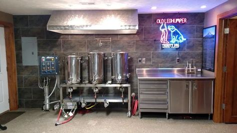 Garage Brewery, Basement Brewery, Brew Room, Homebrew Setup, Brewery Ideas, Beer Brewing Equipment, Home Brewing Equipment, Brewery Design, Diy Beer