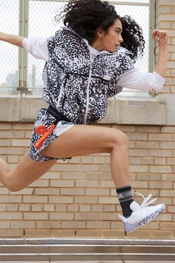 Adidas by Stella McCartney Fall 2020 Ready-to-Wear collection, runway looks, beauty, models, and reviews. Adidas Stella Mccartney, Boost Shoes, Adidas By Stella Mccartney, Vogue Russia, Running Tights, Stella Mccartney Adidas, Adidas Online, Vogue Paris, White Adidas