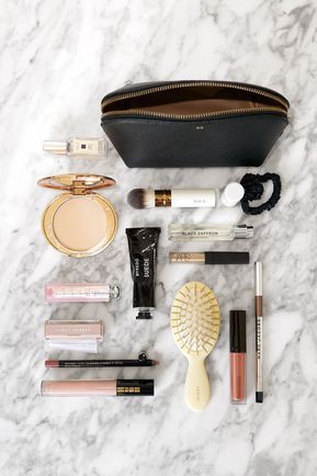 Kylie Jenner Makeup Collection, Makeup Collection Storage, Whats In My Makeup Bag, Penyimpanan Makeup, Makeup Collection Goals, Ysl Makeup, Collection Storage, Expensive Makeup, Makeup Bag Essentials