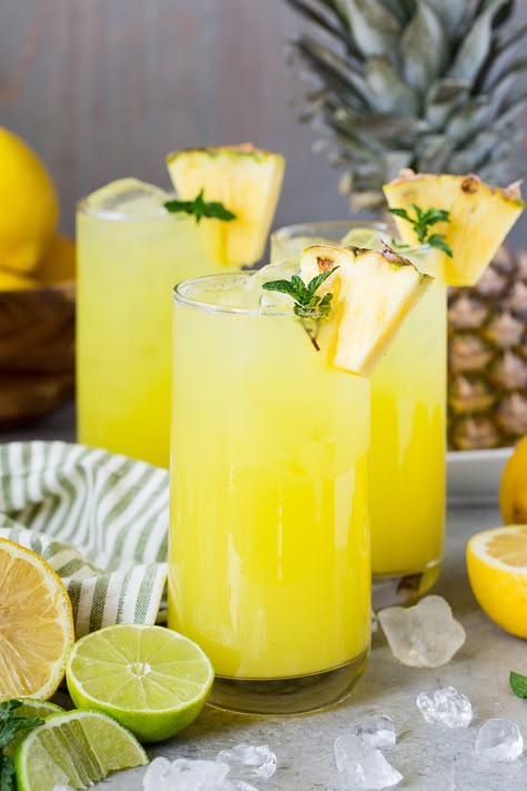 Pineapple Mojito, Pineapple Lemonade, Drink Recipes Nonalcoholic, Homemade Lemonade, Fancy Drinks, Lemonade Recipes, Fruit Drinks, Healthy Smoothie, Pineapple Juice