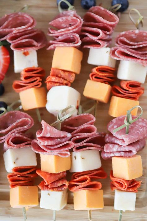 Easy Quick Party Food, Mini Charcuterie Skewers, Meat And Cheese Cups For Party, Table Snacks For Party Appetizers, Charcuterie Squewers, New Years Party Appetizer Ideas, Appetizer Party Set Up Appetizers Table, Charcuterie Cups Simple, Cup Charcuterie Ideas