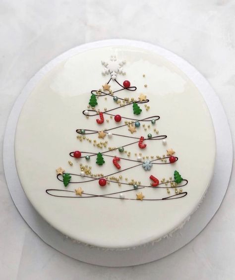 Winter Torte, Torte Creative, Christmas Themed Cake, Amazing Christmas Trees, Christmas Cake Designs, New Year's Cake, Christmas Cake Decorations, Xmas Cake, Tree Cake