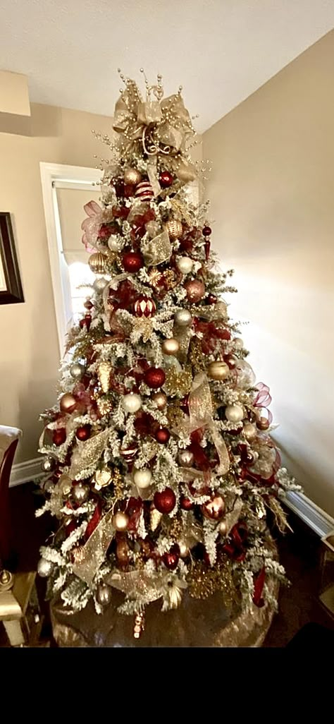 Wine And Gold Christmas Tree, Maroon And Gold Christmas Tree, Rose Gold And Burgundy Christmas Tree, Maroon Christmas Decorations, Burgandy Christmas Tree Ideas, Burgundy Christmas Tree, Christmas Crafts Kids Ornaments, Glam Holiday Decor, Champagne Christmas Tree