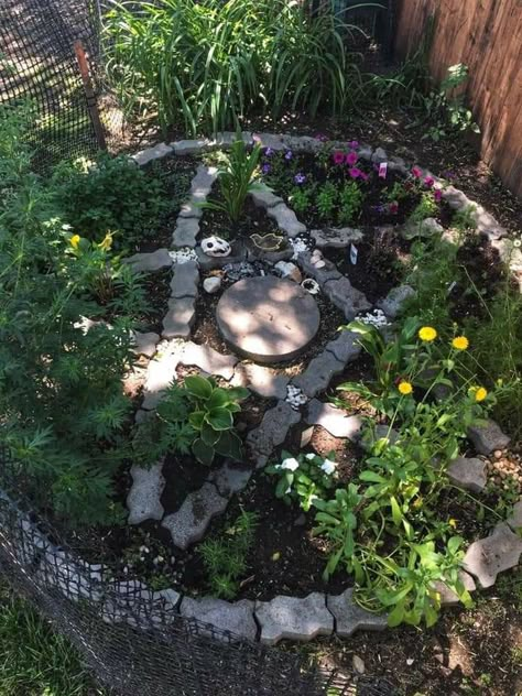 Mound Garden, Outdoor Altar, Summer Witch, Garden Themes, Witchy Cottage, Witches Tea, Kids Yard, Herb Garden Ideas, Nature Witch