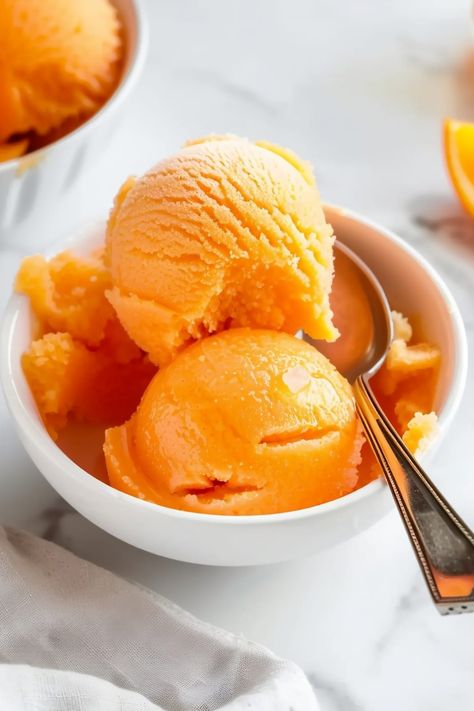 This easy orange sorbet is so tasty and refreshing! With just 4 ingredients, you'll have a homemade treat no one can resist. Mango Sorbet Recipe, Pumpkin Ice Cream Recipe, Mango Frozen Yogurt, Healthy Frozen Yogurt, Ice Cream Vegan, Protein Dessert, Sorbet Is, Lassi Recipes, High Protein Desserts