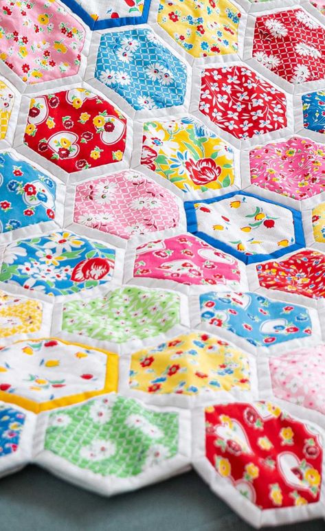 Try making this Easy Quilt As You Go Hexagon Quilt Tutorial! Jenny Doan is joined by her daughter Natalie and her daughter-in-law Misty as she demonstrates how to make a beautiful quilt-as-you-go hexie quilt. Quilt As You Go Hexie Quilt, Hexagon Block Quilts, How To Make A Hexagon Quilt Tutorials, How To Sew Hexagons Together By Machine, Hexagon Star Quilt Pattern, Hexagon Scrap Quilt, How To Make Hexies, Hexagon Quilt As You Go Tutorial, Quilt As You Go Hexies