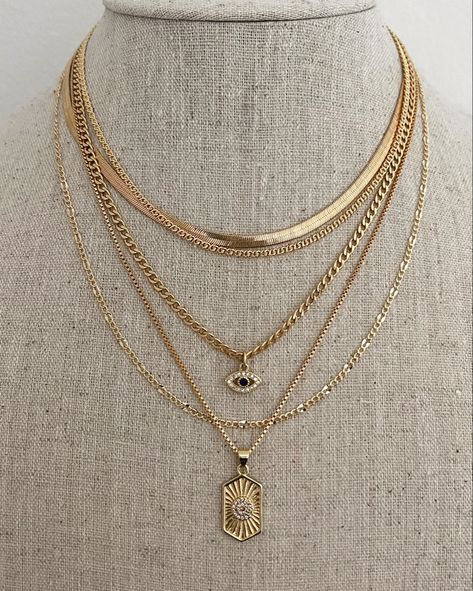 Gold Jewelry Aesthetic Outfit, Aesthetic Assecories, Neackles Aesthetic, Accessories Combination, Aesthetic Gold Necklace, Gold Necklace Aesthetic, Gold Layering Necklaces, All The Aesthetics, Layered Gold Necklaces