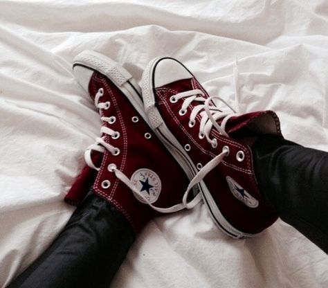 Wine converse, burgundy, blood red Black leather pants Alternative Fashion. All-star Converse Maroon, Burgundy Converse, Maroon Converse, Galaxy Converse, Galaxy Vans, Jeans Trend, Style Converse, Red Converse, Converse Style