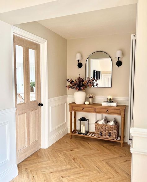 Mud Room Entrance, Hall Decor Ideas, Country Hallway, Cottage Hallway, Warm Cozy Home, Hallway Decorating Ideas, Hall And Stairs, Hamptons Style Home, Hall Entrance