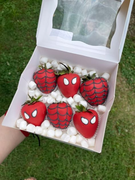 Spiderman Breakable Heart, Spiderman Gift Basket For Boyfriend, Strawberry Spiderman, Diy Spiderman Gift Ideas, Spiderman Birthday Treats, Spiderman Chocolate Covered Strawberries, Spider Man Cake Pops, Spiderman Quinceanera, Spiderman Basket