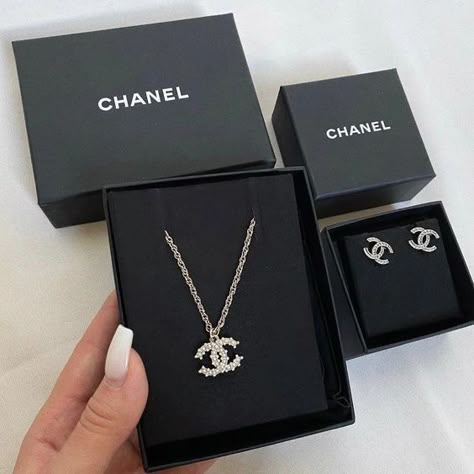 Studera Motivation, قلادات متدلية, Chanel Necklace, Expensive Jewelry Luxury, Chanel Official, Chanel Official Website, Luxe Jewelry, Jewelry Accessories Ideas, Dior Jewelry