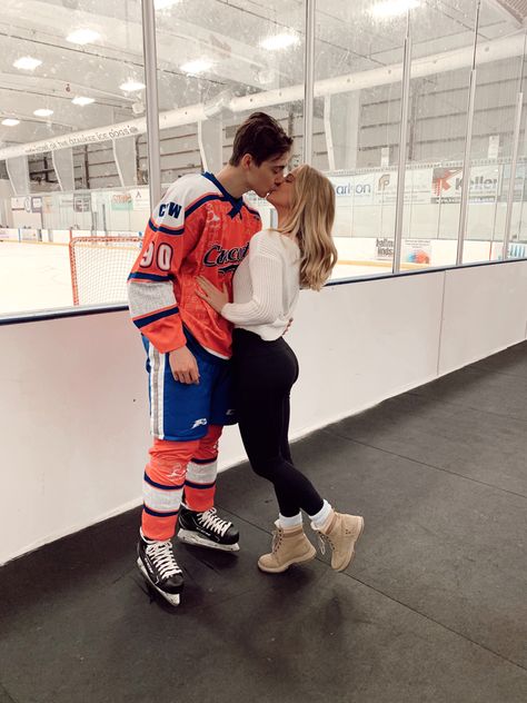 Hockey Game Couple Pictures, Cute Hockey Game Outfit Winter, Nhl Couples, Hockey Bf And Gf, Ice Hockey Girlfriend, Hockey Girlfriend Aesthetic, Hockey Wife Aesthetic, Ice Hockey Boyfriend, Cute Hockey Couples