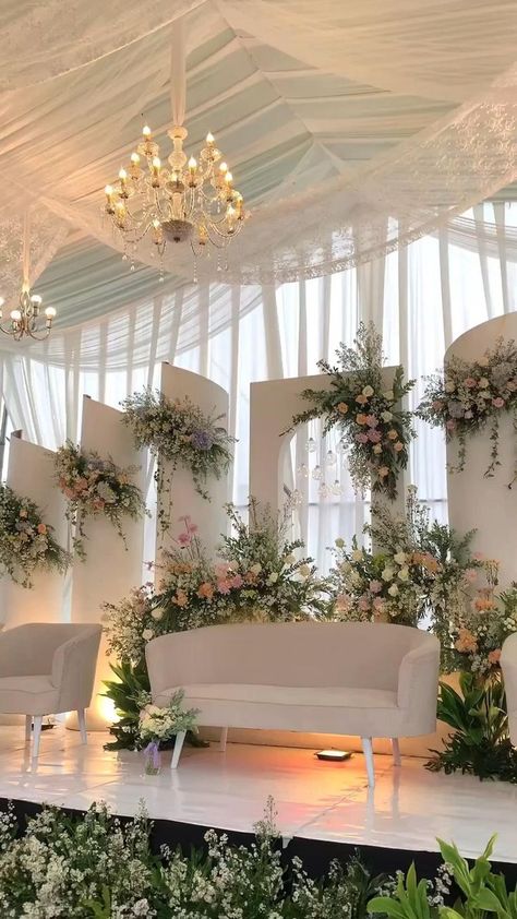 Wedding Stage With Led Screen, Modern Elegant Wedding Decor Style, White And Green Engagement Decor, Wedding Stage Indoor, White Wedding Stage Decor, Wedding Stage Decorations Elegant Classy, Stage Decorations Wedding Receptions, Home Wedding Decorations Indoor, Wedding White Decor