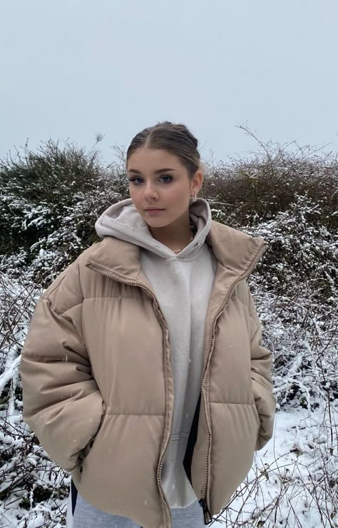 Image in NUDE collection by 𝚉𝙾𝙴 on We Heart It H And M Puffer Jacket, Beige Down Jacket Outfit, Aesthetic Puffer Jacket Outfit, Outfits With Beige Jacket, Beige Dress Winter Outfit, Winter Outfits France, Beige Winter Jacket Outfit, Puffer Jacket Outfit Beige, Beige Puffer Outfit