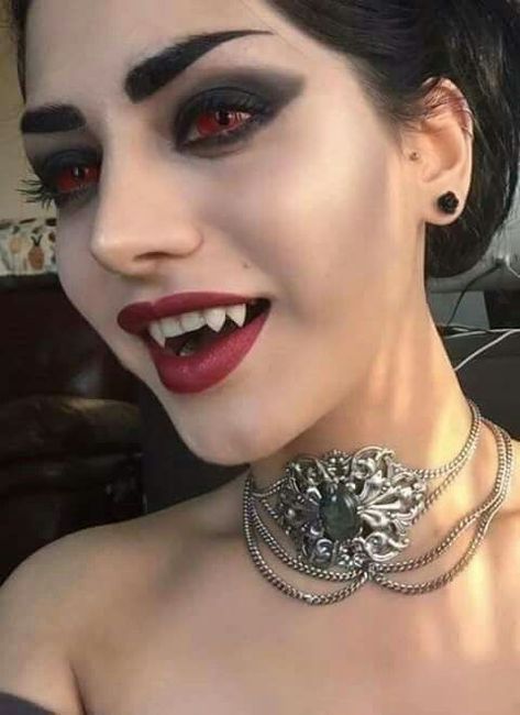 Easy Vampire Makeup, Vampire Costume Women, Vampire Costume Diy, Cleopatra Halloween Costume, Unique Halloween Makeup, Vampire Makeup Halloween, Cleopatra Halloween, Vampy Makeup, Vampire Look