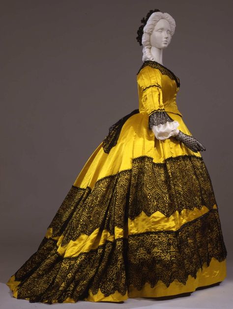 Dress in silk satin with silk lace trim, ca. 1865, Galleria del Costume di Palazzo Pitti, 00000214 1860s Dresses, Victorian Gown, 1860 Fashion, Historical Costuming, 1800s Fashion, 19th Century Fashion, Old Dresses, Full Dress, Reception Dress