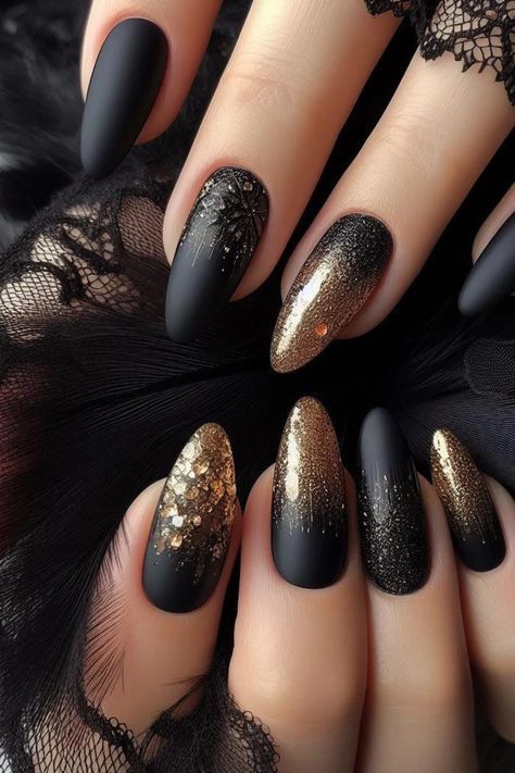 Gold Gel Nails, Black Gold Nails, Nye Nails, Black Nails With Glitter, Matte Black Nails, Gold Glitter Nails, New Year's Nails, Bridal Nails, Heart Nails