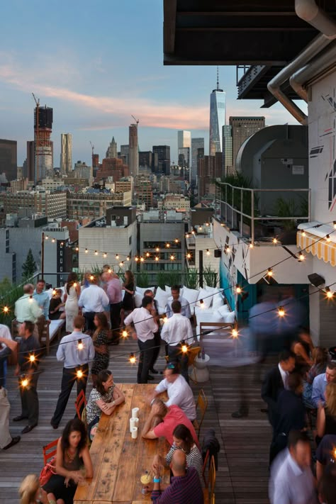 New York Rooftop Party, Rooftop Party Aesthetic, New York Bars, New York Rooftop Bar, Rooftop City, Rooftop Bars Nyc, New York Party, New York Rooftop, Soho Hotel