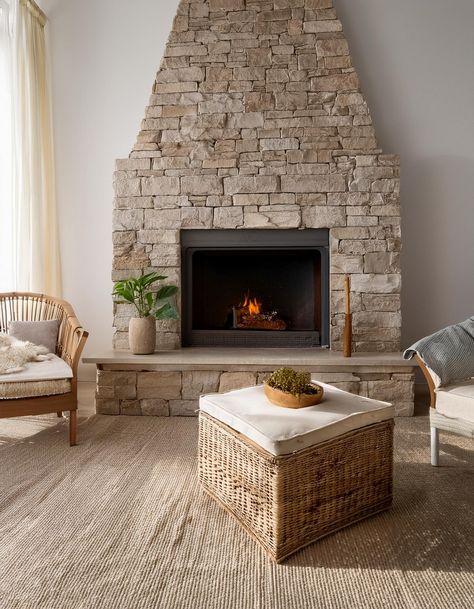 Stone Facade Fireplace Makeover, Mediterranean Living Room Ideas, Mediterranean Fireplace, Interior Design Fireplace, Mediterranean Style Living Room, Cathedral Ceiling Living Room, Mountain Home Interiors, Mediterranean Living Room, Design Fireplace