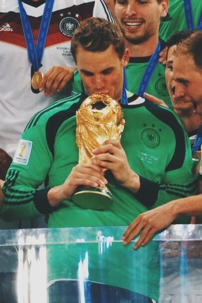 Manuel Neuer kissing the cup Manuel Neur, Bayern Munich Wallpapers, Bayer Munich, Word Cup, Football Or Soccer, Germany Football, Team Goals, Football Stuff, Fc Bayern Munich