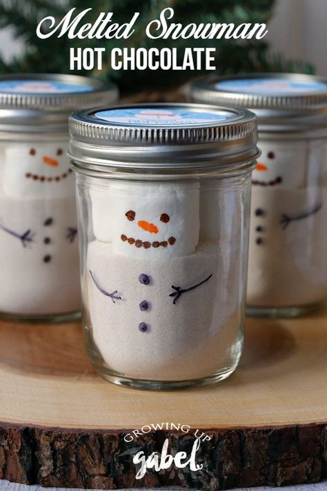 Melted snowman hot chocolate make fun homemade gifts in a jar! Top hot chocolate with a snowman marshmallow and cute printable labels. Homemade Gifts In A Jar, Snowman Hot Chocolate, Fun Homemade Gifts, Gifts In A Jar, Marshmallow Snowman, Hot Chocolate Gift, Melted Snowman, Mason Jar Gifts, Navidad Diy