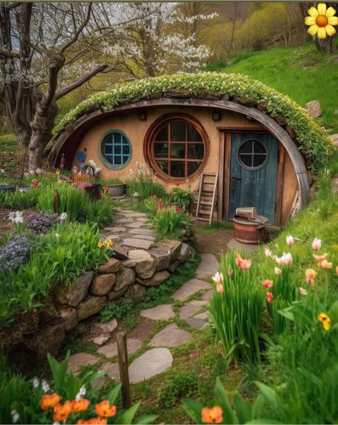 Hobbitcore House, Hobbit Houses Diy, Hobbit House Plans, Hobbit Homes, Hobbit Holes, Fairytale Houses, Hobbit Home, Casa Hobbit, Earth Sheltered Homes