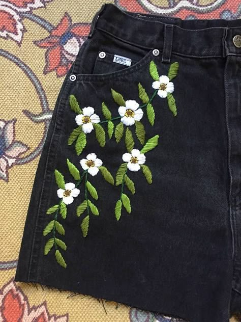 Embroidered Jeans Diy, Jean Embroidery, Embroidery Jeans Jacket, Embroidery Jeans Diy, Painted Clothes Diy, Clothes Embroidery Diy, Embroidery Skirt, Denim Embroidery, Simple Hand Embroidery Patterns