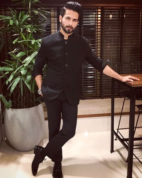 11.7m Followers, 156 Following, 649 Posts - See Instagram photos and videos from Shahid Kapoor (@shahidkapoor) India Fashion Men, Indian Wedding Suits Men, Indian Wedding Clothes For Men, Mens Indian Wear, Film Korea, Wedding Kurta For Men, Mens Wear Wedding, Groom Dress Men, Korea Wedding