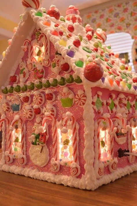 Wood Gingerbread House, Wood Gingerbread, Gingerbread House Designs, Gingerbread Christmas Decor, Gingerbread House Decorations, Candy House, Christmas Gingerbread House, Christmas Feeling, Gingerbread Christmas