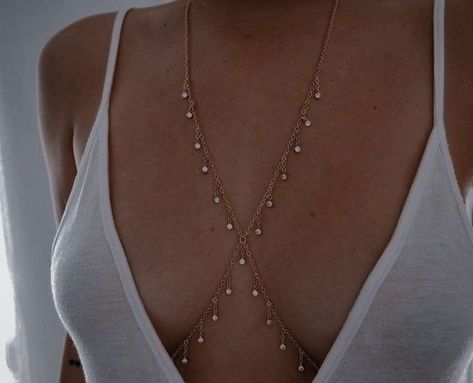 Jóias Body Chains, Bra Jewelry, Chain Outfit, Body Necklace, Pretty Jewelry Necklaces, Chain Bra, Sparkle Top, Belly Jewelry, Dope Jewelry