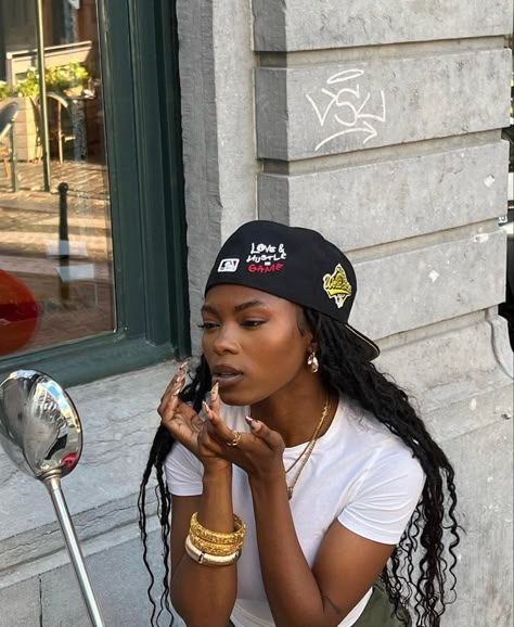 fitted caps outfit cool girl outfit Fitted Cap Outfit Women, Fitted Cap Outfit Black Women, Fitted Hat Outfit Black Women, Fitted Cap Outfit, Cap Women Outfit, Fitted Hat Outfit, Ny Hat, Cap Outfit, Streetwear Aesthetic