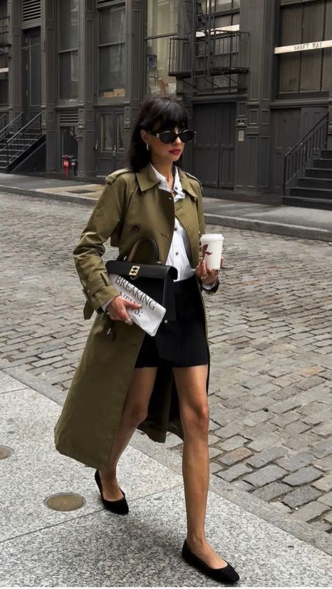 Wealthy Aesthetic Outfit, Italian Winter Style, Trench Coat Outfit Summer, Art Gallery Aesthetic Outfit, French Aesthetic Fashion, Styling A Trench Coat, Petite Aesthetic, Outfit Bogota, Paris Spring Outfit