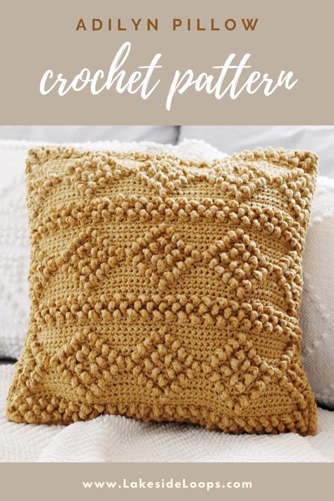 With a geometric boho design this pattern can be used to crochet a beautifully textured tote bag OR a trendy throw pillow – the choice is yours! Using Lion Brand® Rewind Yarn, their sand-washed color options mesh perfectly with the global-inspired bohemian design. Lightweight and durable, this is a project you’ll enjoy for years to come! Find the FREE pattern on the blog or download the PDF from Etsy or Ravelry! Modern Haken, Crochet Pillow Patterns Free, Crochet Cushion Pattern, Diy Tricot, Cushion Cover Pattern, Throw Pillow Pattern, Crochet Pillow Cover, Crochet Cushion Cover, Crochet Pillow Pattern