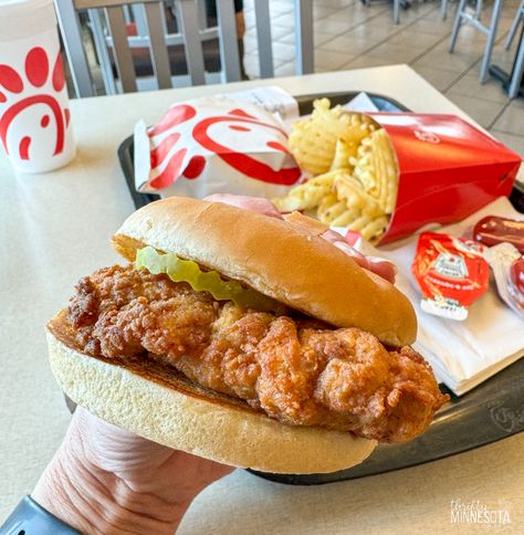 Chick Fil A Chicken Sandwich, Chick Fil A Sandwich, Dinner Today, Food Therapy, Chick Fil A, American Food, Chicken Sandwich, Food Obsession, Sandwiches