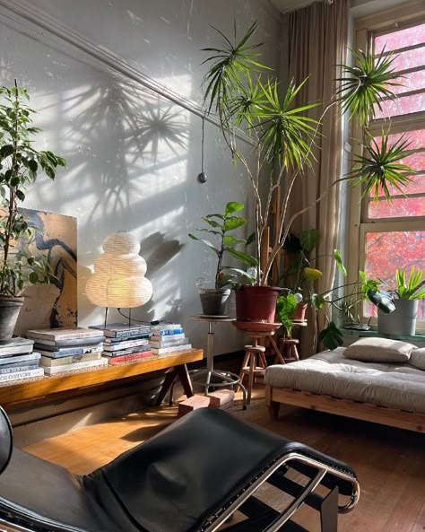 Dark Mcm Living Room, Ecobrutalism Interior, Post Modern Interior Design Bedroom, Leisure Room Ideas, Tiny Living Room Ideas Small Apartments, Male Living Space, Plants Interior, Interrior Design, Bauhaus Furniture