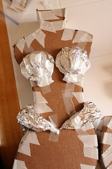 Paper Mache Mannequin, Mermaid Pinata, Mannequin Diy, 4de Verjaardag, Paper Mache Dolls, Paper Flower Patterns, Piñata Ideas, Diy Pinata, Cardboard Sculpture