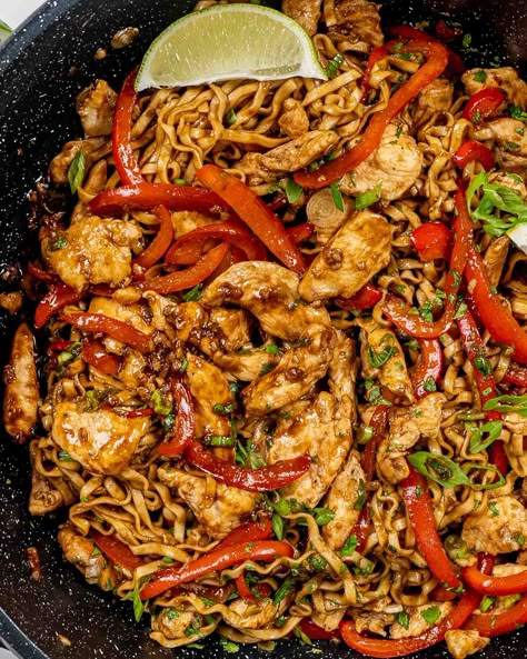 Chili Garlic Chicken Chili Chicken Noodles, Chicken Garlic Noodles, Asian Chili Chicken, Garlic Noodles With Chicken, Chili Garlic Chicken, Chilli Chicken Noodles, Asian Style Chicken, Chicken Stirfry Easy Recipe, Chili Chicken Recipe