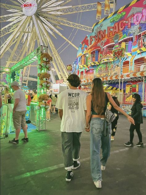 Couples In The Summer, Dating Asthetic Picture, Cute Fair Pics With Boyfriend, State Fair Couple Pictures, Couples Summer Aesthetic, Fair Couple Photos, Couple In Amusement Park, Fair Couple Pics, Couple Amusement Park Pictures