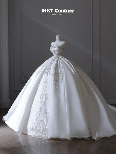 Wedding Dresses Poofy Cinderella, Old Wedding Dresses Vintage, Wedding Dresses Princess Elegant, Queen Wedding Dress Medieval, 1800 Wedding Dress, Long Veils, Queen Wedding Dress, Big Wedding Dresses, Wedding Dresses Cinderella