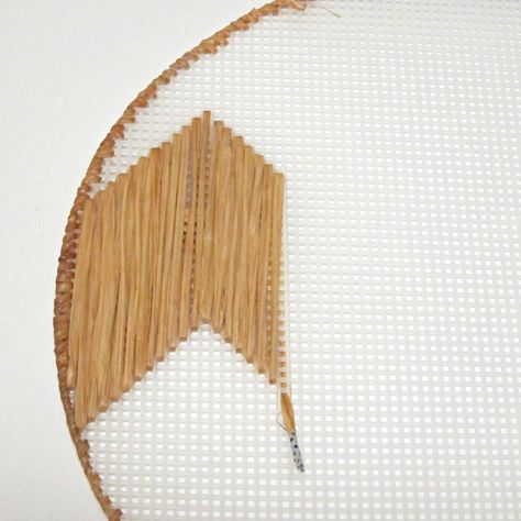 DIY Raffia Placemat with Plastic Canvas - Morena's Corner Raffia Placemat, Boho Diy Decor, Raffia Embroidery, Placemat Tutorial, Raffia Crafts, Craft Christmas Gifts, Diy Placemats, Macrame Accessories, Homemade Ideas