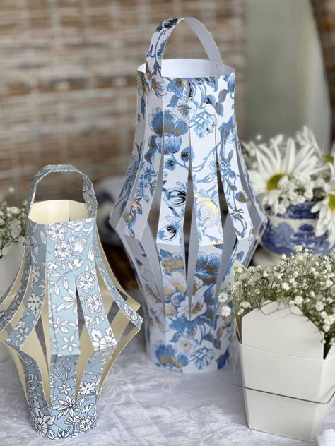 It's tablescape day for my dinner club and we're hosting an Asian inspired gathering. I'm sharing the best ideas for hosting a Chinese themed dinner party. My great grandmothers blue transferware with an Asian pattern was the inspiration for my Chinese themed table decor. Bamboo placemats, chopsticks, fortune cookies and Chinese takeout containers were other elements I incorporated. An Asian pattern teapot and the take-out containers made great vases for flowers for the centerpiece. Chinese Table Decorations, Chinese Tablescape, Chinese Tea Party Ideas, Chinoiserie Tea Party, Asian Table Decor, China Decorations, Chinese Table Decor, Chinese Dinner Party Decorations, Asian Themed Dinner Party Decor