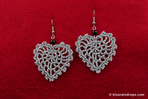 Lacy heart earrings with metallic thread. See pattern Crochet Lace Earrings, Diy Crochet Jewelry Free Pattern, Crochet Leaf Earrings Free Pattern, Crochet Thread Patterns, Crocheted Earrings, Crochet Valentines, Beginning Crochet, Valentine Earrings, Crocheted Jewelry