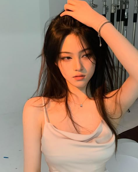 Medium Long Haircuts, Hour Glass, Medium Length Hair Cuts, Long Hair Cuts, Real Girls, Korean Beauty, Ulzzang Girl, Aesthetic Girl, Pose Reference